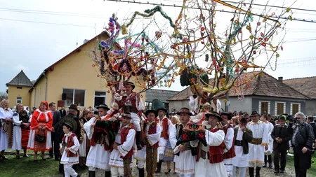 România tradițională. Fetele udate cu parfum în Lunea Albă: „Am auzit că aveți o floare frumoasă în grădina dumneavoastră