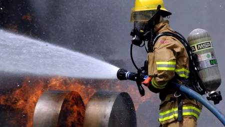 Două orașe din California, evacuate din cauza unui incendiu masiv