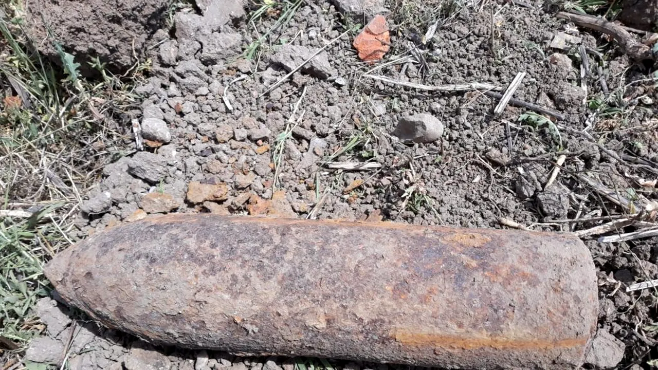Proiectil de calibru 100 mm, neexplodat, descoperit în curtea unui localnic din Botoșani (FOTO)