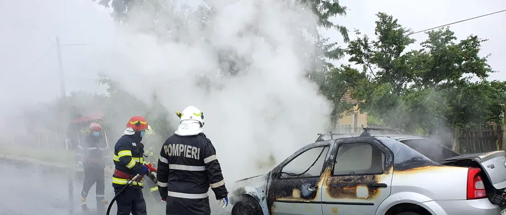 INCENDIU. Un autoturism a luat foc în timpul mersului, pe DN64. Autoritățile au intervenit la fața locului