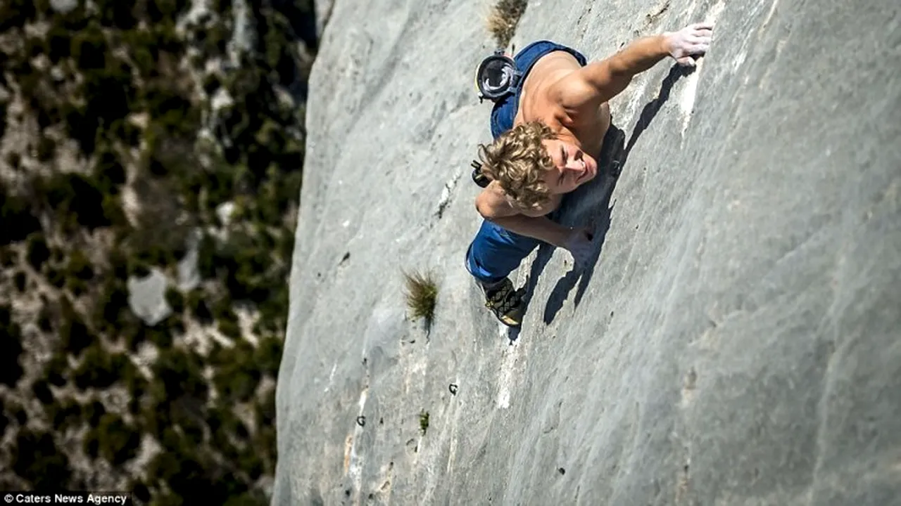 GALERIE FOTO. A escaladat o stâncă înaltă de 150 de metri cu mâinile goale 
