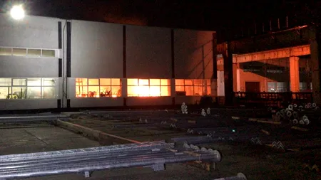 Incendiu în Sectorul 3 al Capitalei. Incendiul de la Fabrica de Electromontaj a fost stins / ISU informează: În bazin se află acid clorhidric diluat / Cetățenii, avertizați prin Ro-Alert - FOTO / VIDEO 