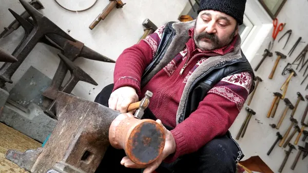 Povestea meșterului rrom din Brateiu care a cucerit Viena și New York-ul cu obiecte din cupru de 7.000 de lovituri. „Mă știe lumea ca fiind căldărarul de la Calvin Klein”