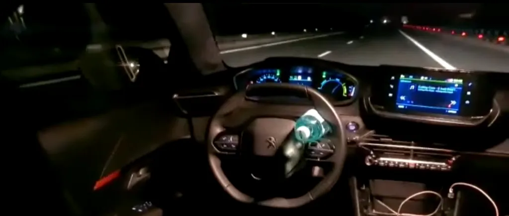 VIDEO | Un șofer a blocat volanul cu o sticlă și s-a mutat pe bancheta din spate, apoi a ajuns în șanț: „Nu e nimeni la volan”
