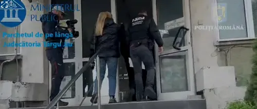 Cei doi bărbaţi din Gorj, tată și fiu, filmaţi înjurând agenți chiar în sediul Poliţiei, au fost REȚINUȚI. Ei sunt acuzați de ultraj