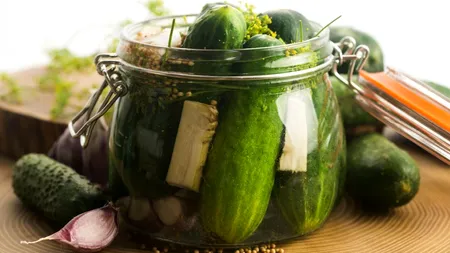 Rețeta de CASTRAVEȚI crocanți în oțet, fără fierbere. Sfaturi prețioase, ușor de făcut, pentru o rețetă autentic românească