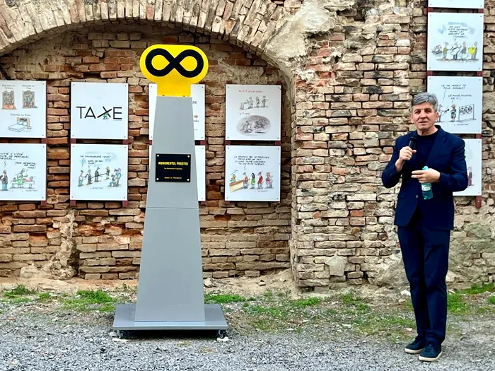 A fost inaugurat primul „Monument al Prostiei” din lume. Ce reprezintă lucrarea satirică din Brăila și ce simbol poartă
