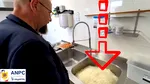 Cum se fac tăițeii în restaurantele chinezești, de fapt? Ce a putut găsi PIEDONE într-un local asiatic din București
