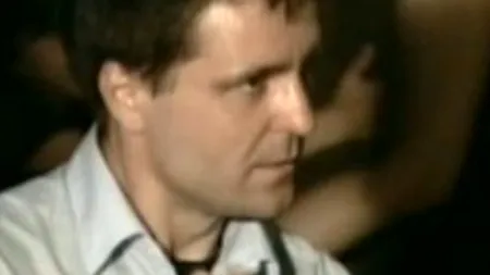 FOTO: Ce se întâmpla în spatele lui Nicușor Dan, în timp ce acesta comenta rezultatul ALEGERILOR LOCALE 2012