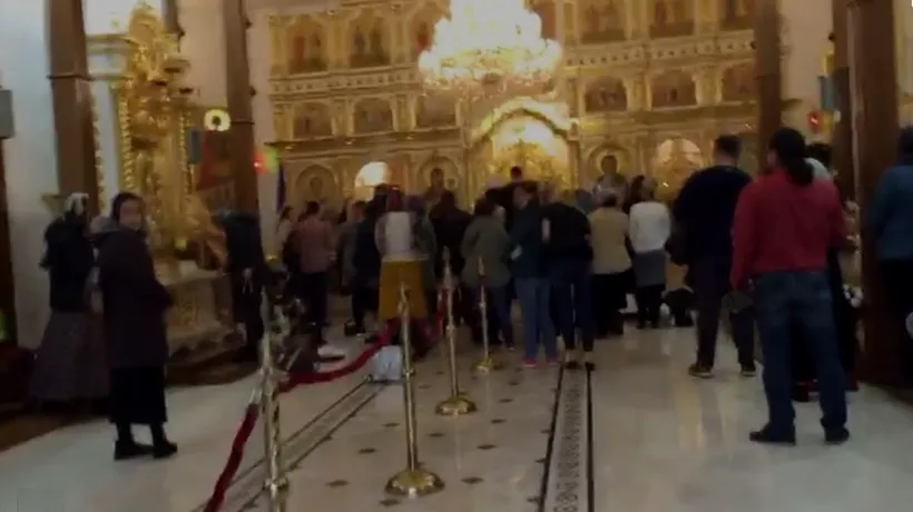 VIDEO. Oameni stau unii lângă alţii şi fără mască, în Catedrala Mânturii, la slujba de Sf. Constantin şi Elena
