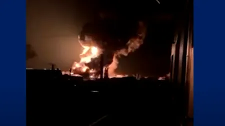 VIDEO | Un gazoduct și un depozit de petrol au luat foc în Ucraina, după ce au fost bombardate de trupele ruse