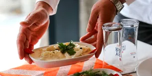 <span style='background-color: #dd9933; color: #fff; ' class='highlight text-uppercase'>ACTUALITATE</span> Câți bani câștigă un ospătar la o terasă, de pe litoralul românesc, din BACȘIȘ: „Cei cu venituri mai puține lasă mai mult”