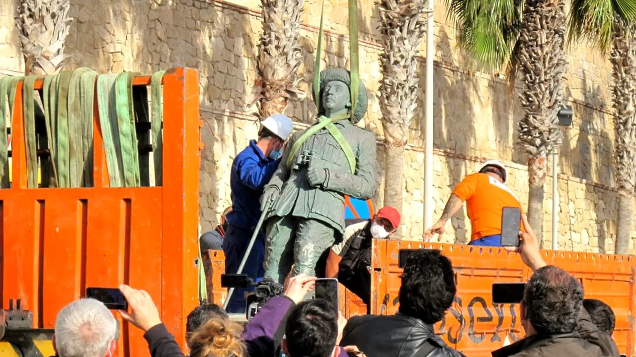 Ultima statuie de pe teritoriul spaniol a dictatorului fascist Franco, dată jos - FOTO