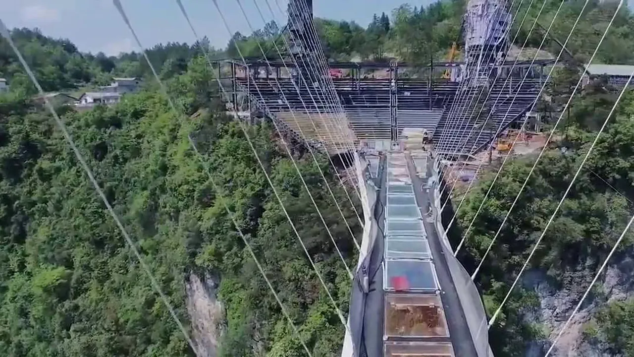 Cum au testat chinezii rezistența celui mai lung pod din sticlă