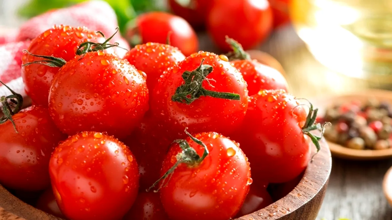 Cum să prepari o salată delicioasă de roșii după rețeta lui Radu Anton Roman