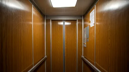 Zile de coșmar! Un bărbat a rămas blocat în liftul casei timp de 4 zile, fără apă și hrană. Cum a reușit să scape