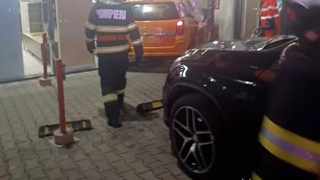 ACCIDENT spectaculos în Suceava. Un șofer a intrat cu mașina în vitrina unui magazin