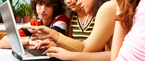 Avertismentul medicilor: Adolescenții petrec mai mult timp pe Internet decât stau la școală
