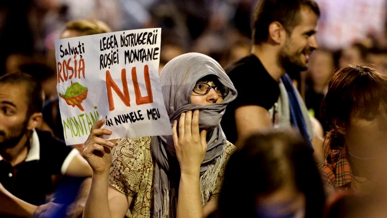 Peste 2.000 de participanți la protestul de la Universitate au blocat  bulevardul Regina Elisabeta. Pe o mașină de jandarmi scrie 