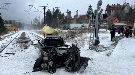 VIDEO | Accident feroviar în orașul Bușteni. Un copil, printre răniți. Un autoturism a fost izbit de tren și  proiectat într-un alt tren