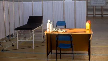 Sălile de sport din licee, transformate în centre de vaccinare anti-COVID: „50% din cadrele didactice refuză imunizarea” (REPORTAJ)