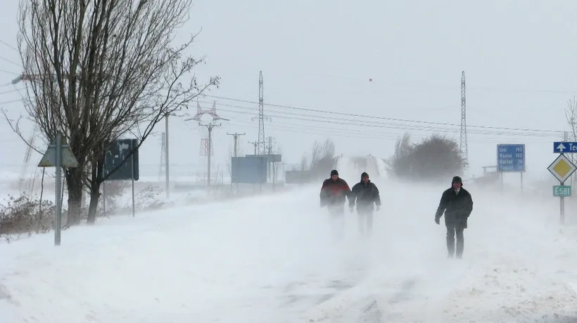 Bilanț după prima ninsoare. 35 de mașini și 64 de persoane, captive în nămeți / Ce drumuri au fost închise