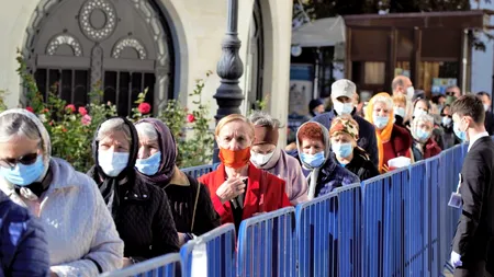 Pelerinajul la Catedrala Mitropolitană din Iași se desfășoară în plin scenariu roşu. Aproape 500 de oameni pe oră au trecut pe la racla cu moaștele Sfintei Parascheva