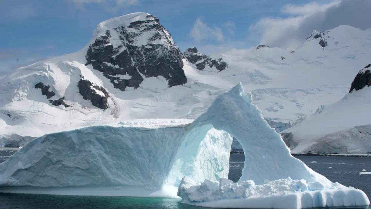 Fenomen îngrijorător în Antarctica. Dezastrul din 2004 s-ar putea repeta