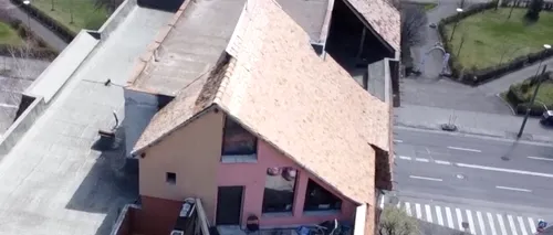 Se întâmplă în România! Un bărbat și-a construit casă pe un bloc din Brașov