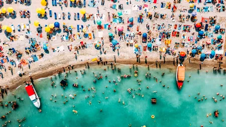 Alertă pe litoralul românesc: Steagul roșu este iar arborat! Valurile ajung și până la 2 metri înălțime