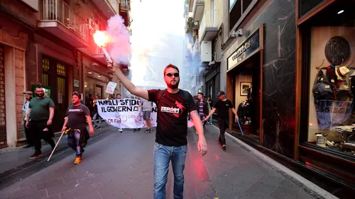 Proteste violente în Napoli în cursul unei vizite a lui Matteo Renzi. Cel puțin 11 polițiști, răniți