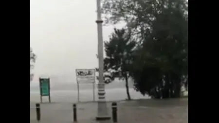INUNDAȚII ÎN CAPITALĂ. Mai multe curți și subsoluri din București, inundate. O barcă s-a răsturnat pe lacul Herăstrău, persoana a fost salvată de pomperi