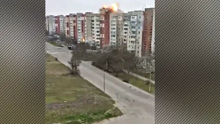 VIDEO | Momentul în care un bloc de locuințe este lovit de o rachetă în orașul Herson, din sudul Ucrainei