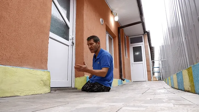 Lecție uimitoare despre ambiție și optimism, oferită de un bărbat rămas fără picioare și fără mâna dreaptă