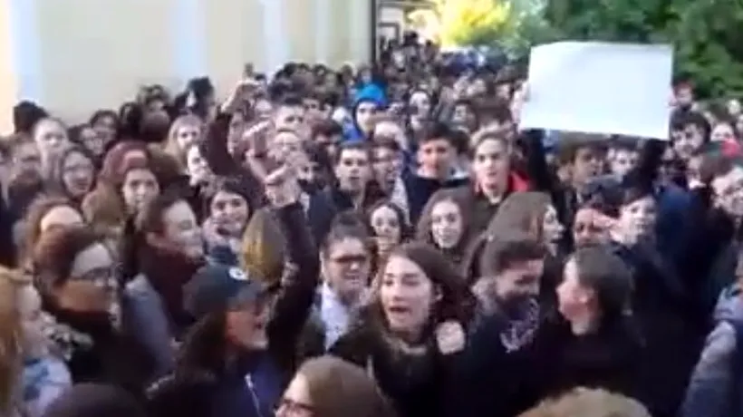 Revoltă la Colegiul Economic din Târgu-Mureș. Directoarea și-a dat demisia la cererea elevilor. Ce i-a nemulțumit pe aceștia  

