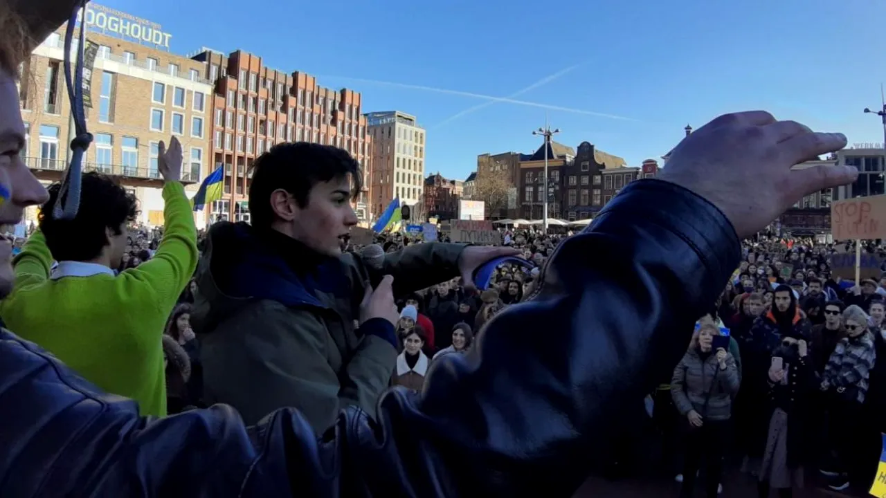 EXCLUSIV| „O fată vedea cum le este bombardată curtea”. Mihai, un student român de peste hotare, a strâns mii de oameni în stradă pentru a fi alături de ucraineni