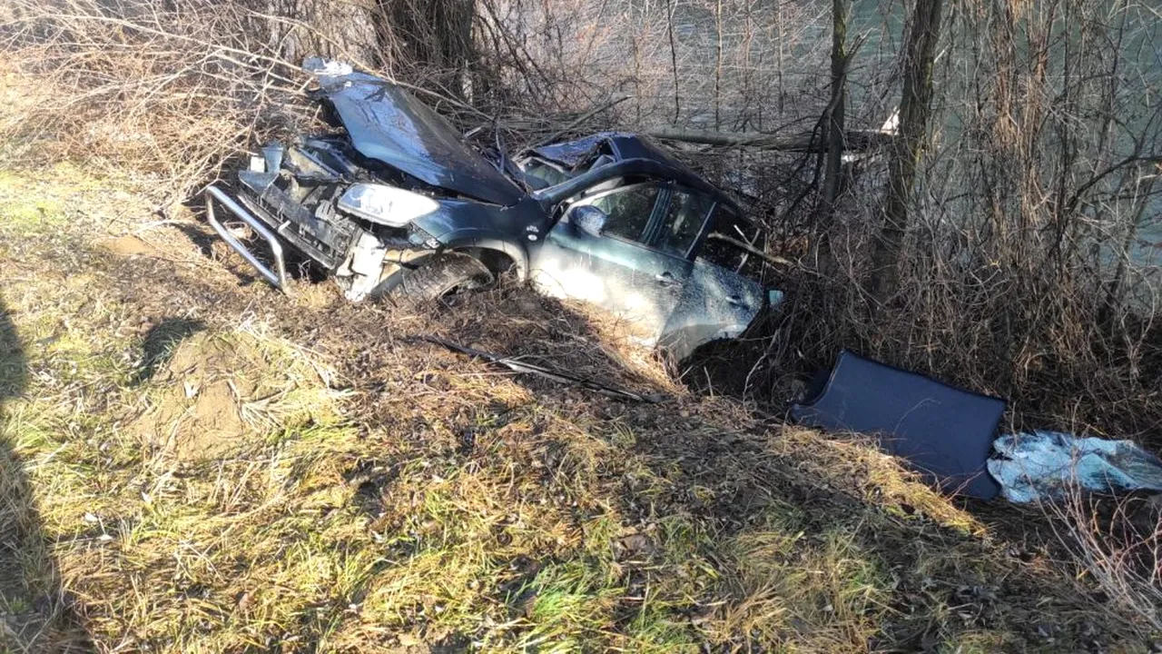 Un grav accident a avut loc în Bistrița, după ce un șofer s-a răsturnat cu mașina în albia râului Someș! GALERIE FOTO