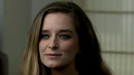 O femeie a SUPRAVIEȚUIT în mod miraculos unui fulger de 950 de milioane volți. Inima i s-a oprit timp de 13 minute, iar ceasul i s-a topit 