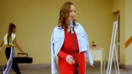 VIDEO | Alexia, fata cu brațele replantate, și-a lansat prima piesă. Ce mesaj transmite