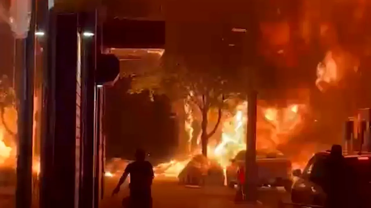 Imagini șocante din New York, surprinse pe cameră. O mașină a explodat în cartierul Bronx