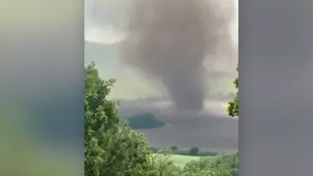 TORNADĂ filmată în județul Tulcea, care se află sub cod portocaliu de vreme severă. Autoritățile au emis mesaj RO-Alert
