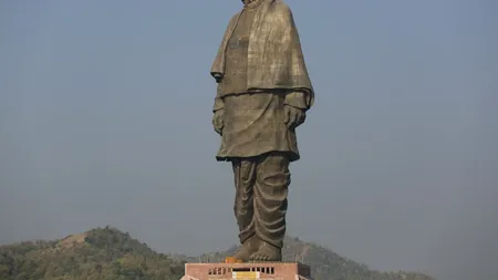 Top 10 cele mai înalte STATUI din lume care îți taie respirația