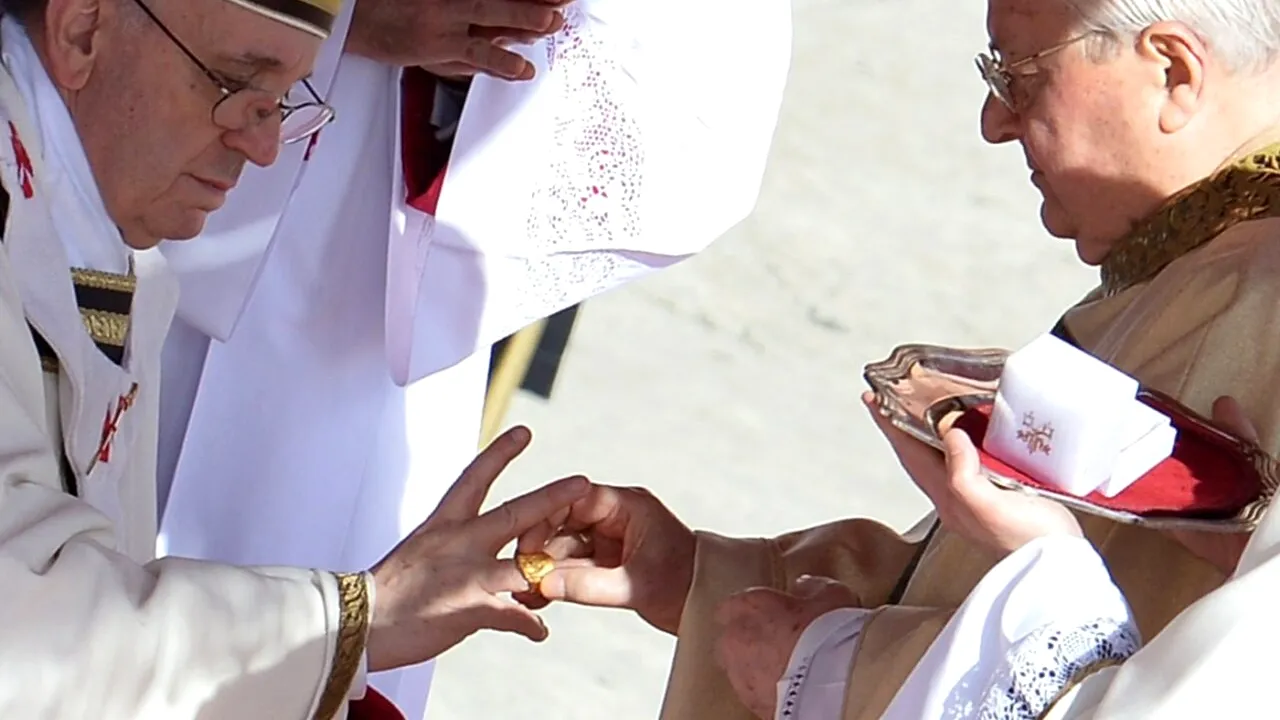 Adevăratul motiv pentru care INELUL purtat de Papa Francisc în perioada pontificatului va fi distrus