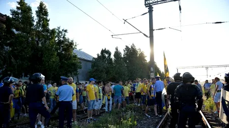Martorii audiați în cazul suporterului petrolist căzut din tren spun că acesta s-a dezechilibrat