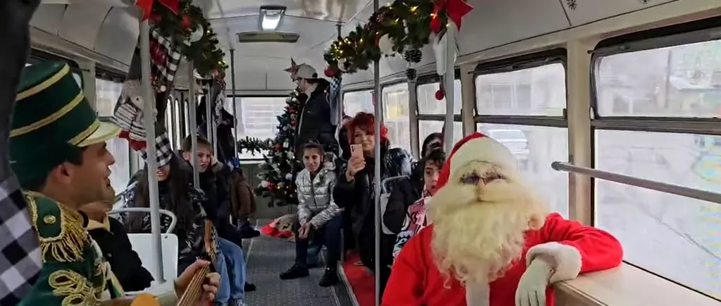 Sute de copii s-au plimbat prin București cu „Tramvaiul lui Moș Crăciun”