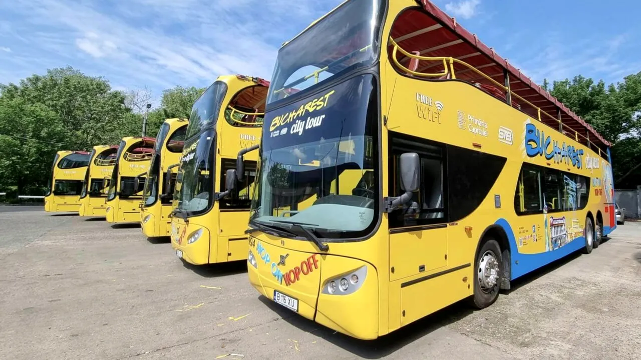 EXCLUSIV | „Alba-neagra” cu autobuze turistice cumpărate cu peste 420 de mii de euro. De ce nu a fost licențiat până acum “Bucharest City Tour”