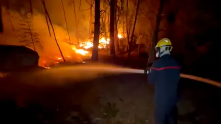 Incendiu de proporții în pădurea Fontainebleau. Flăcările au ajuns aproape de Paris. Bombardierele cu apă Dash, mobilizate în premieră