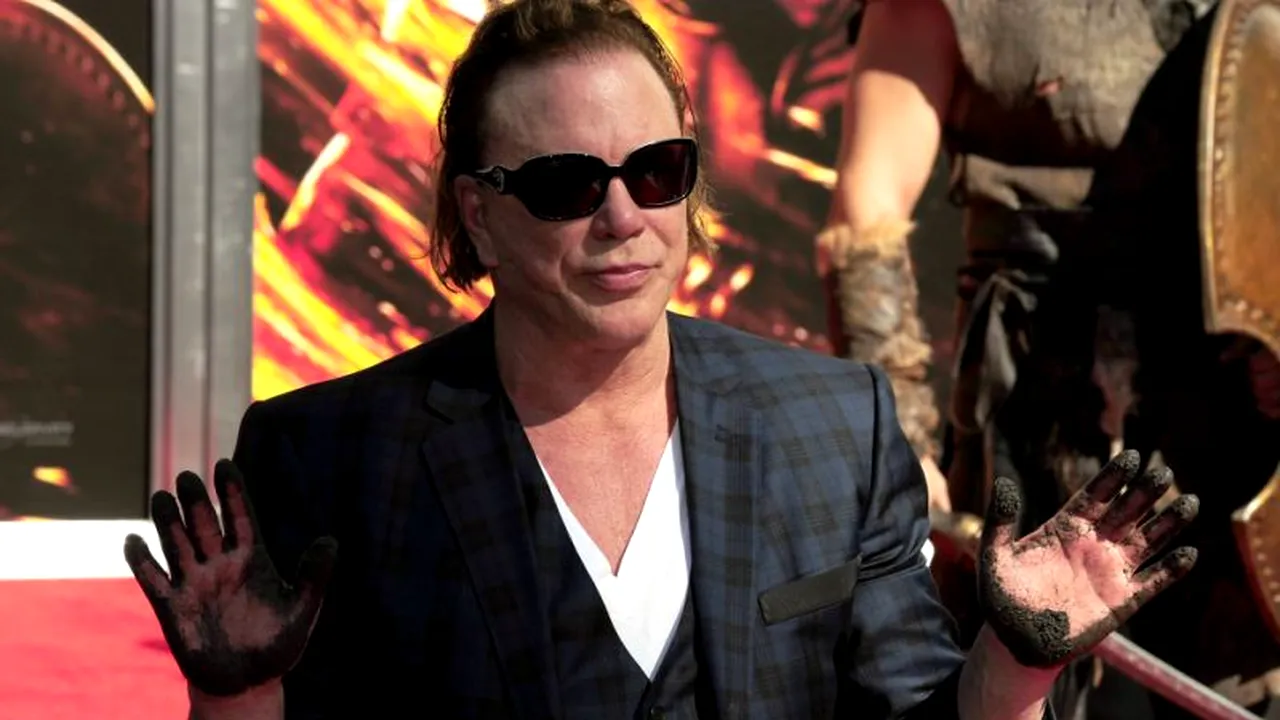 Primele imagini cu Mickey Rourke DESFIGURAT după o operație estetică ratată 