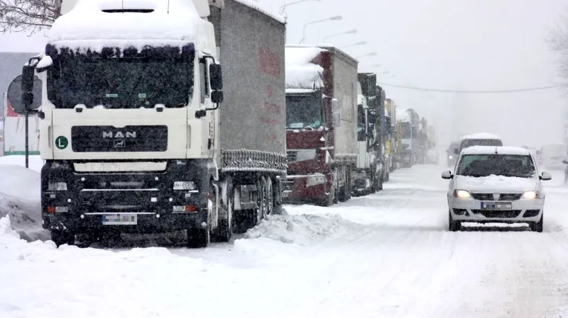 Circulație îngreunată pe drumuri naționale din cinci județe, din cauza zăpezii
