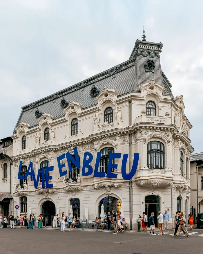 Casa Mița Biciclista cu reclama la evenimentul 